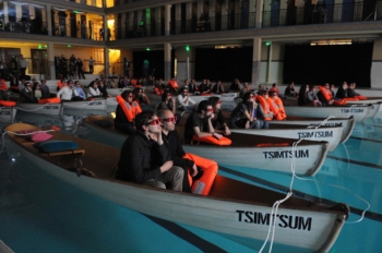 Sess&atilde;o do cinema em bote salva-vidas