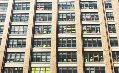 Guerra de post-its est&aacute; sendo feita em janelas de pr&eacute;dios de Nova Iorque