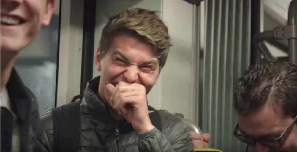 Coca-Cola em: Felicidade come&ccedil;a com um sorriso 